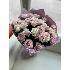 Букет из 35 роз сорта Талия в нежно-розовой упаковке.