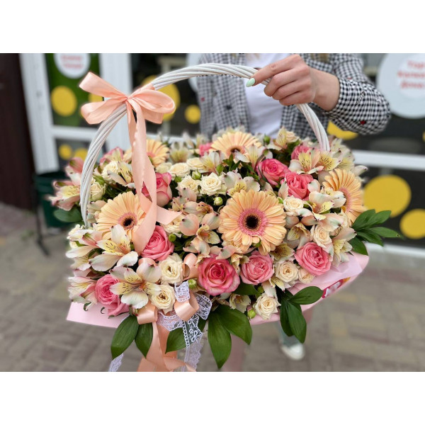 Корзина с цветами в кремовых и розовых оттенках !