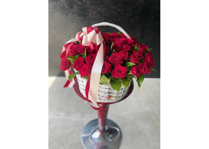61 красная роза 80 см. в корзине Букет красных Роз Гран-при в корзине 61 шт.