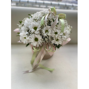 Коробочка с хризантемой белой и белой гипсофилой!