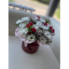 Прекрасная композиция из кустовой розы и хризантемы в коробке!