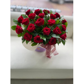 Коробка с цветами  21  роза  красная 