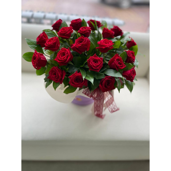 Коробка с цветами  21  роза  красная 