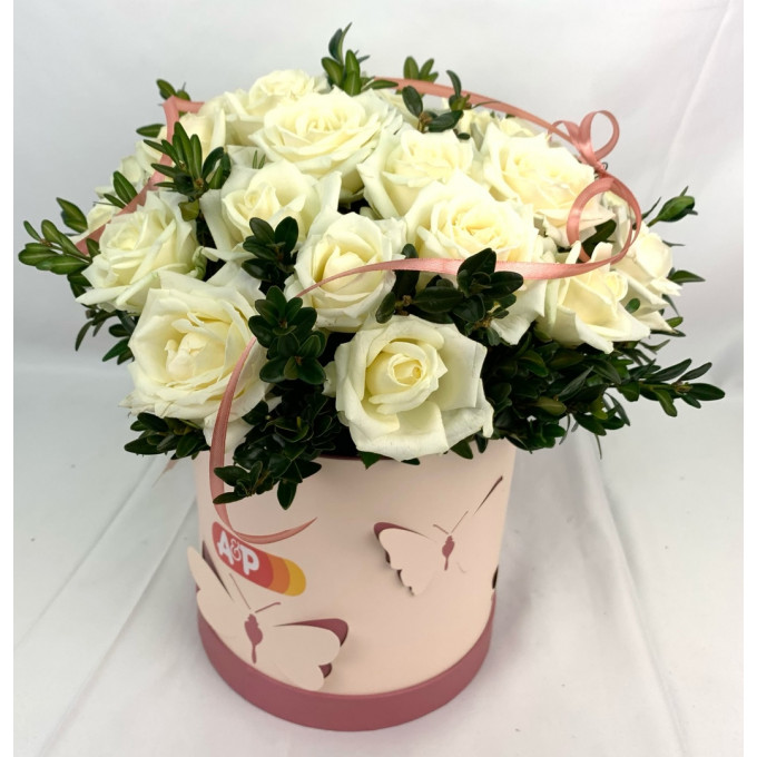 Композиция в коробке с белыми розами 27 шт