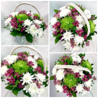 Изысканная композиция в плетёной корзине из хризантем, альстромерий, ваксфлауэра и зелени.