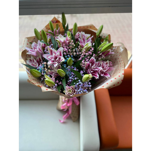 Букет с лилией и радужная гипсофила !