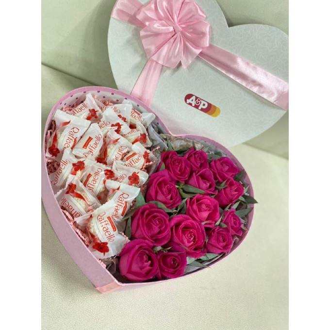 Коробочка сердцем с Рафаэлло и розами черри 13 штук