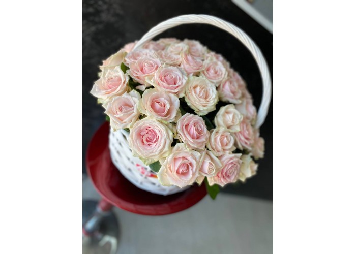 41 роза букет в корзинке. Композиция Корзина из кремовых роз Талея 50 см. (Колумбия)