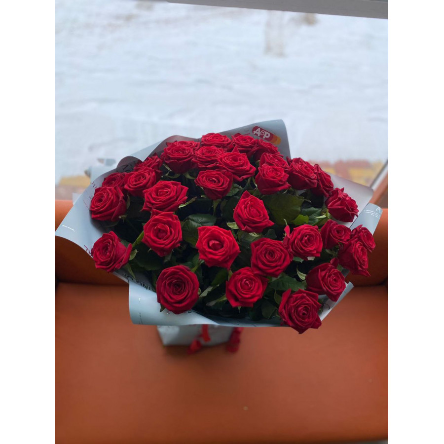 Букет к 8 Марта. Роза Ред наоми 60 см. Букет роз  33 шт