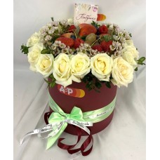 Композиция с розами , фруктами и ягодами !композиция в коробке из 21 розы 40 см с зелень.
