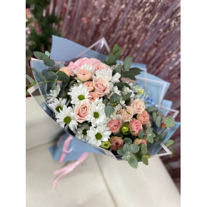 Пионовидная роза кустовая  с хризантема и гортензией  60 см. 