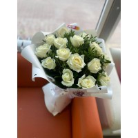 Букет из белых роз сорта Валентина в белой упаковке!