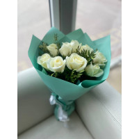 Букет комплимент 9 роз с фисташкой