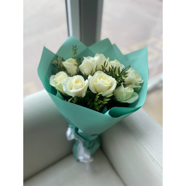 Букет комплимент 9 роз с фисташкой