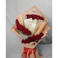 Стильный букет роз сорта Рэд наоми 80 см