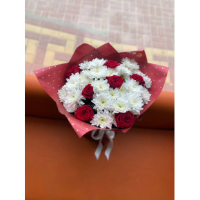 Хризантема и роза в букете. 