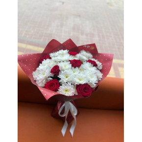 Хризантема и роза в букете. 