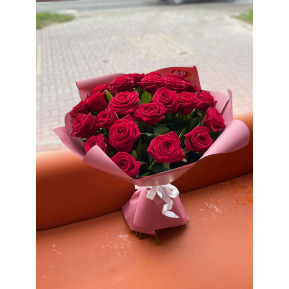 Красные розы в вазе 70 см. Букет из красных роз в вазе 25 шт. 