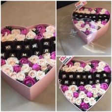 Композиция из кустовой розы и шоколадных букв в шляпной коробке для любимой мамы!