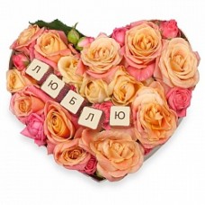 Коробка с цветами и шоколадными буквами "Люблю"
