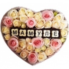 Коробка с цветами и шоколадными буквами Мамуле