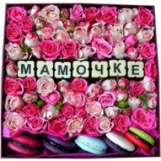 Коробка с цветами, макарони и шоколадными буквами "Мамочке"