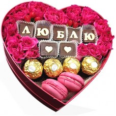 Шоколадные буквы с цветами в коробке-сердце "Люблю"