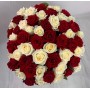 Шикарная шляпная коробка из 55 роз красных и белых