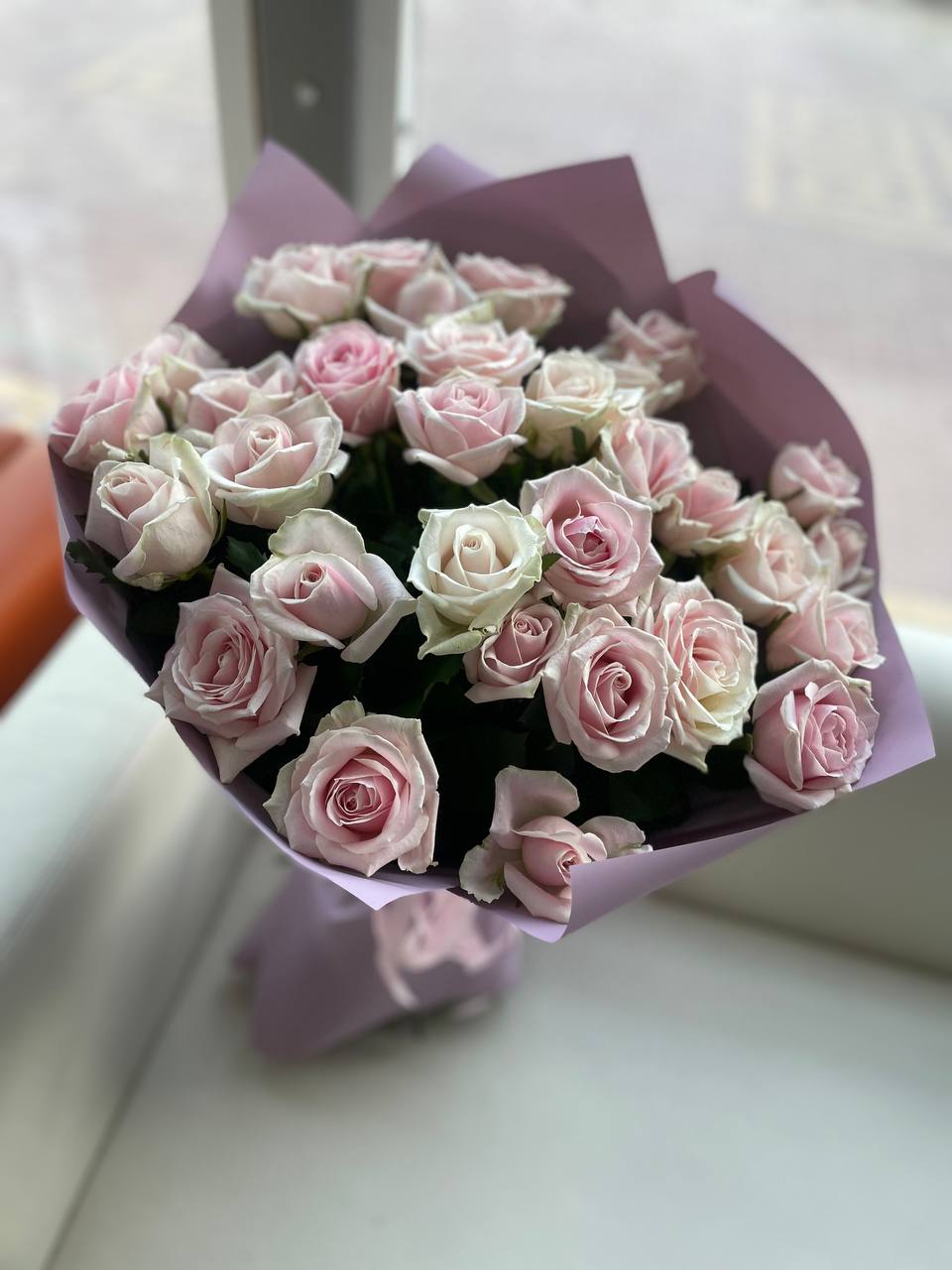 Букет из 35 роз сорта Талия в нежно-розовой упаковке.