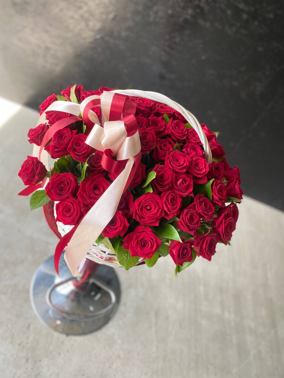 Роза Капала. Букет в корзине 61 красная роза. Корзина красных роз 60 см.