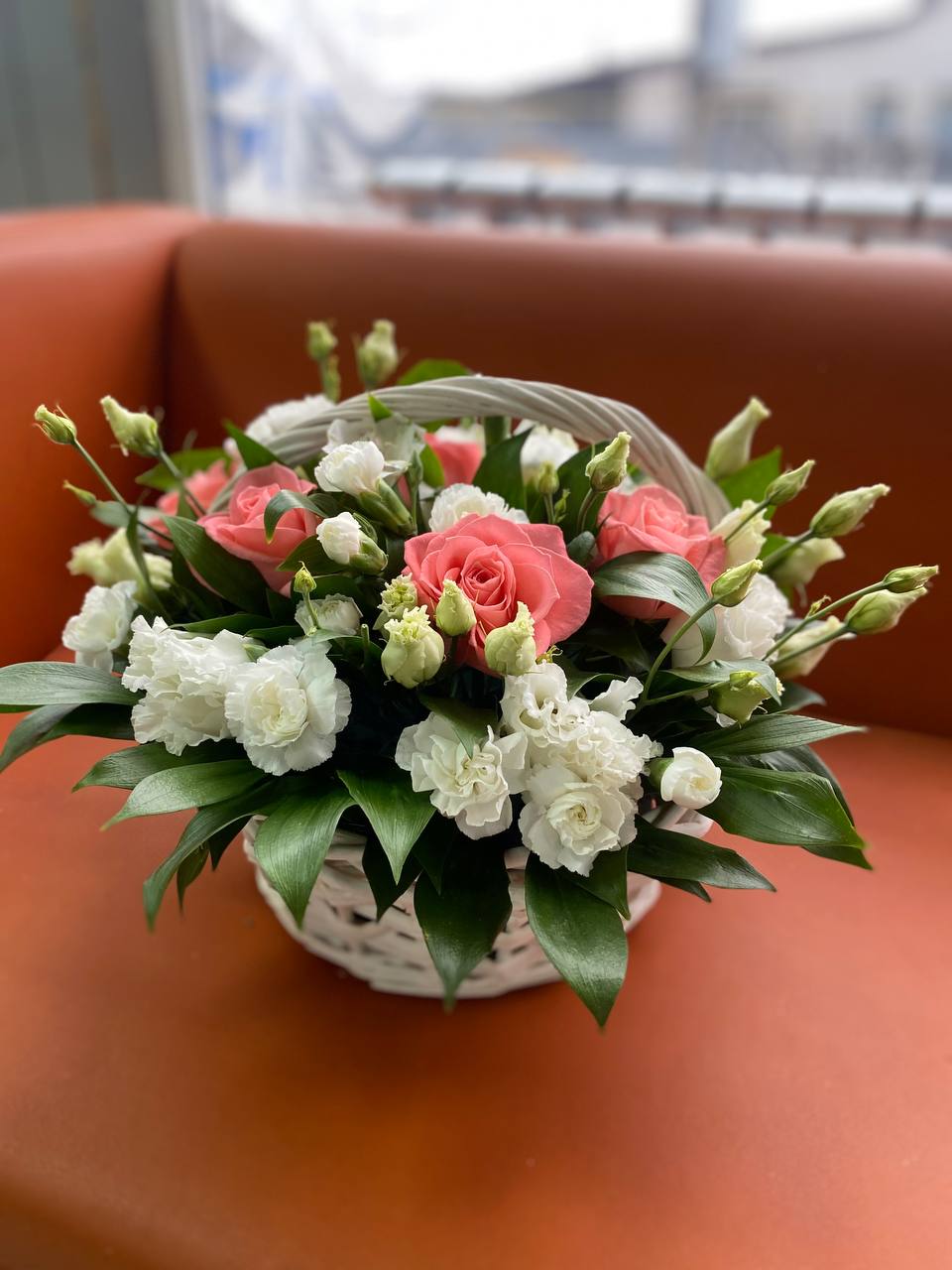 Букет в корзине цветы, роза, эустома, альстромерия