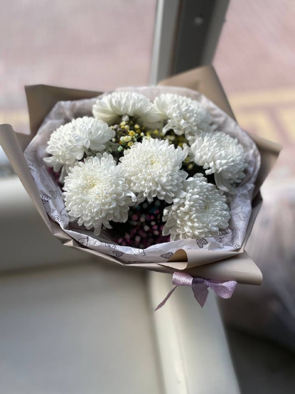 Букет из одноголовой хризантемы и радужной гипсофилы!