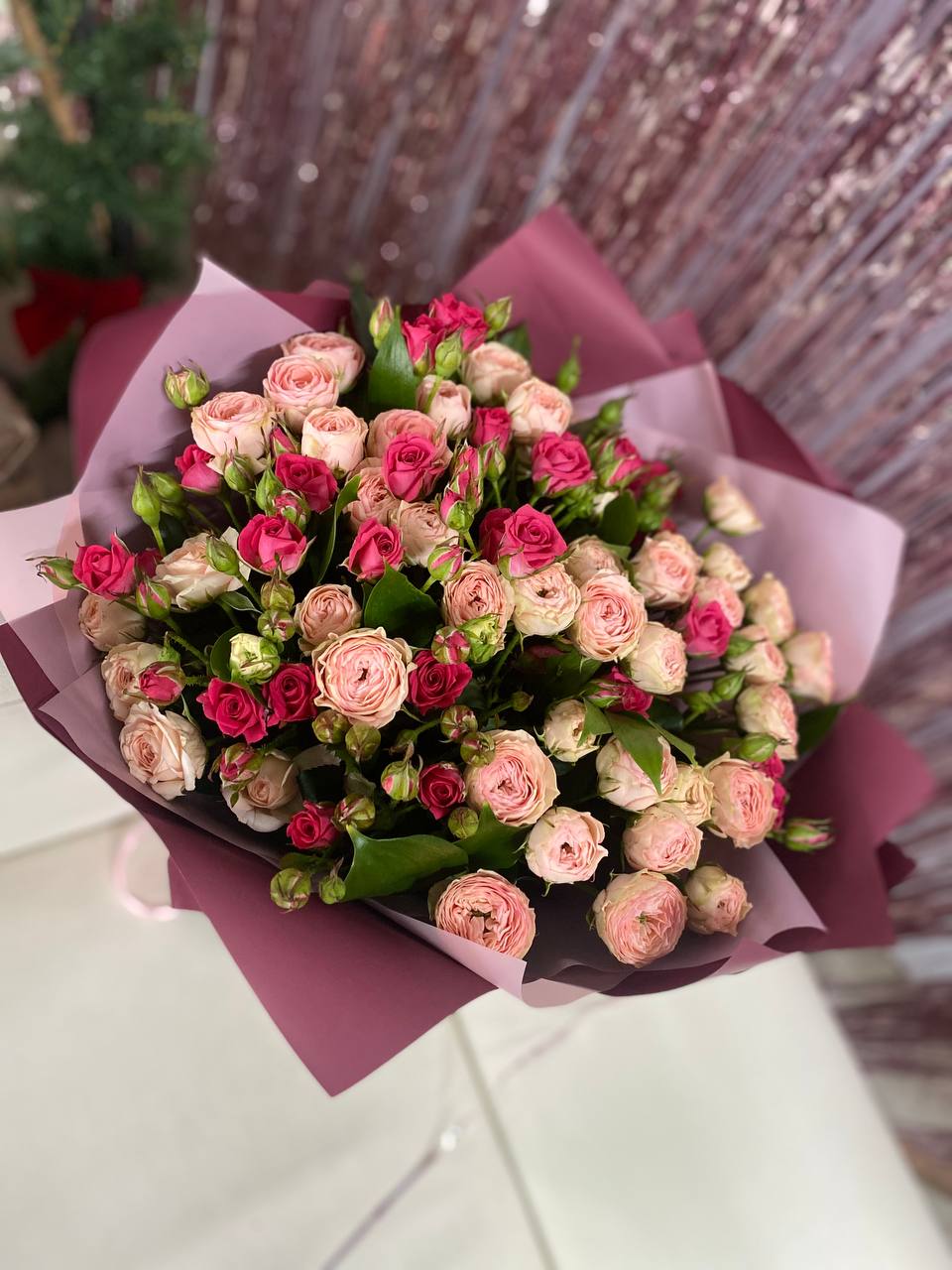 Роза кустовая розовая с кремовой букет. Букет из кустовых роз розовые и кремовая 15 шт. 60 см. 