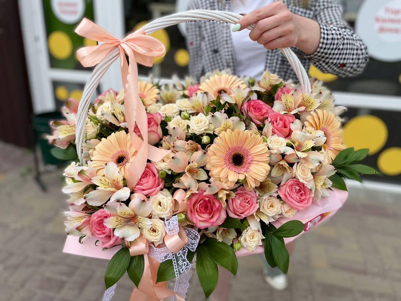 Корзина с цветами в кремовых и розовых оттенках !