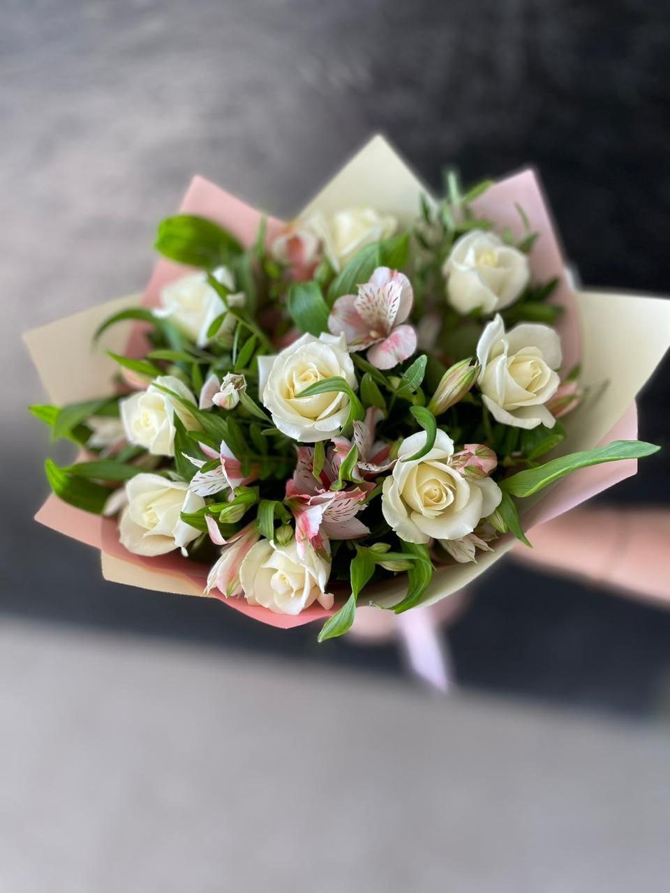Нежный букет из розы и альстромерии.