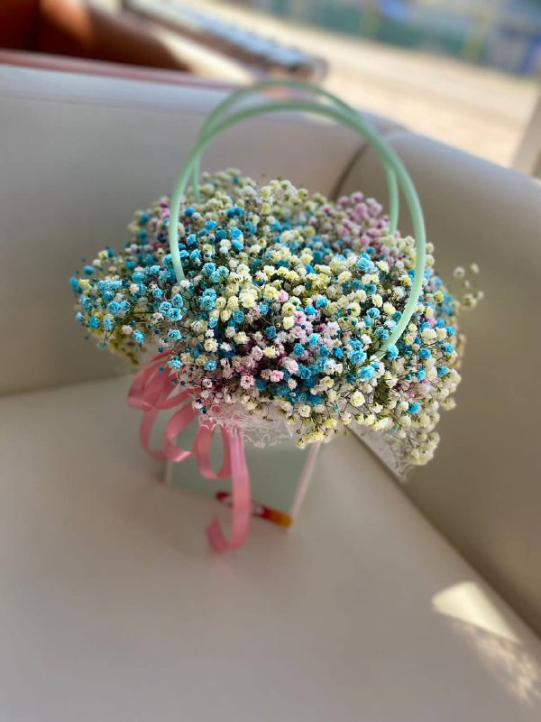 Композиция из радужной гипсофилы в стильной сумочке!