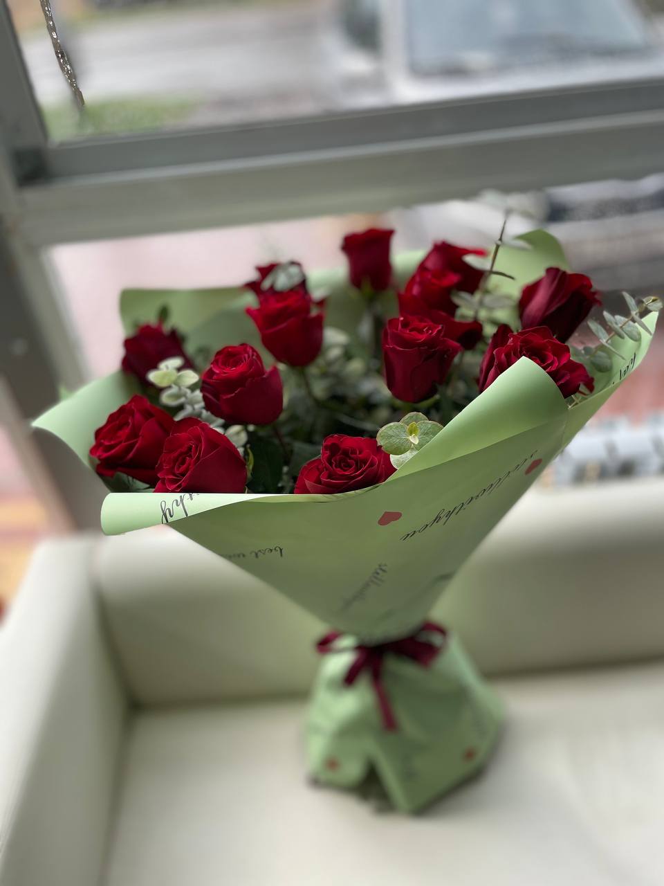 Букет из 13 голландских роз с эвкалиптом!