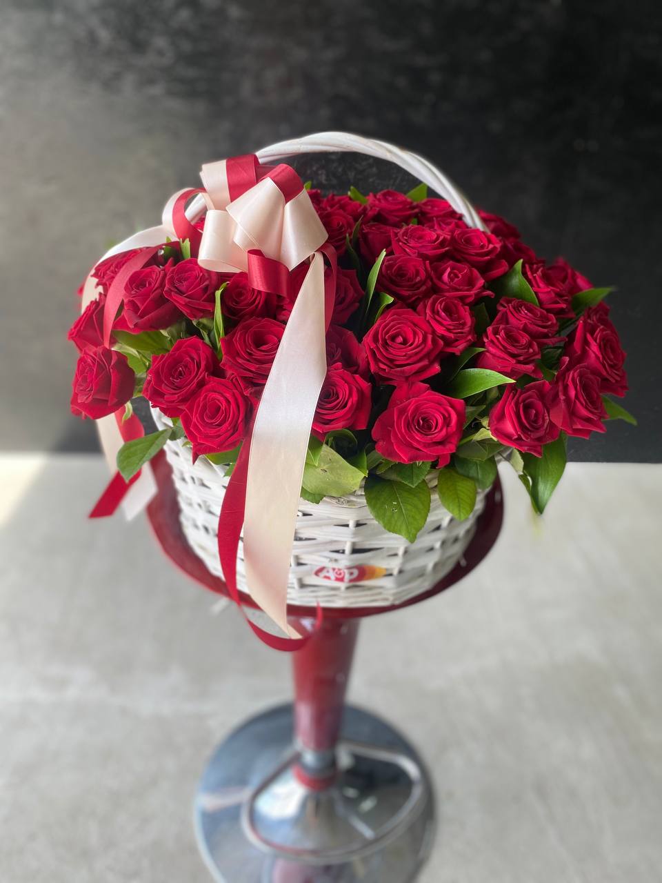 61 красная роза 70 см. в корзине Букет красных Роз Гран-при в корзине 61 шт.