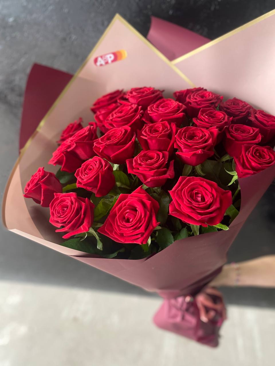 25 роз сорта Ред Наоми 60 см