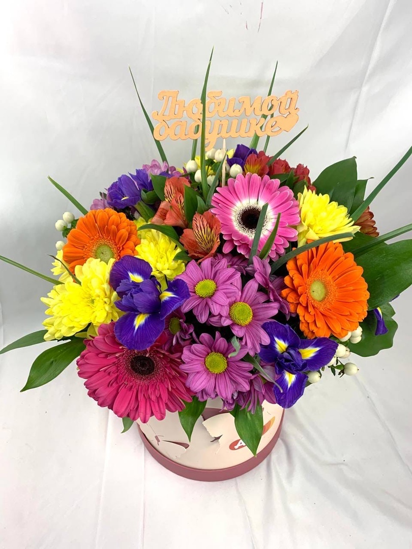 Композиция из ярких цветов в коробке!