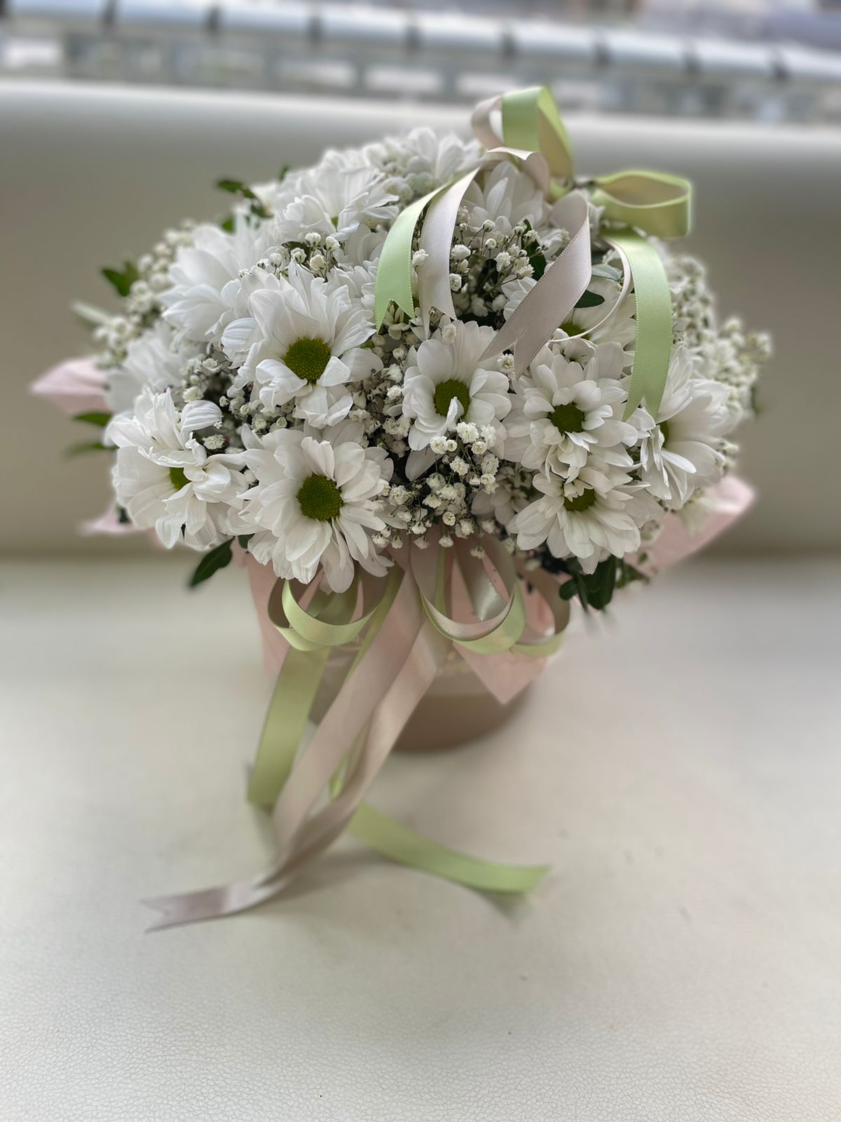 Коробочка с хризантемой белой и белой гипсофилой!