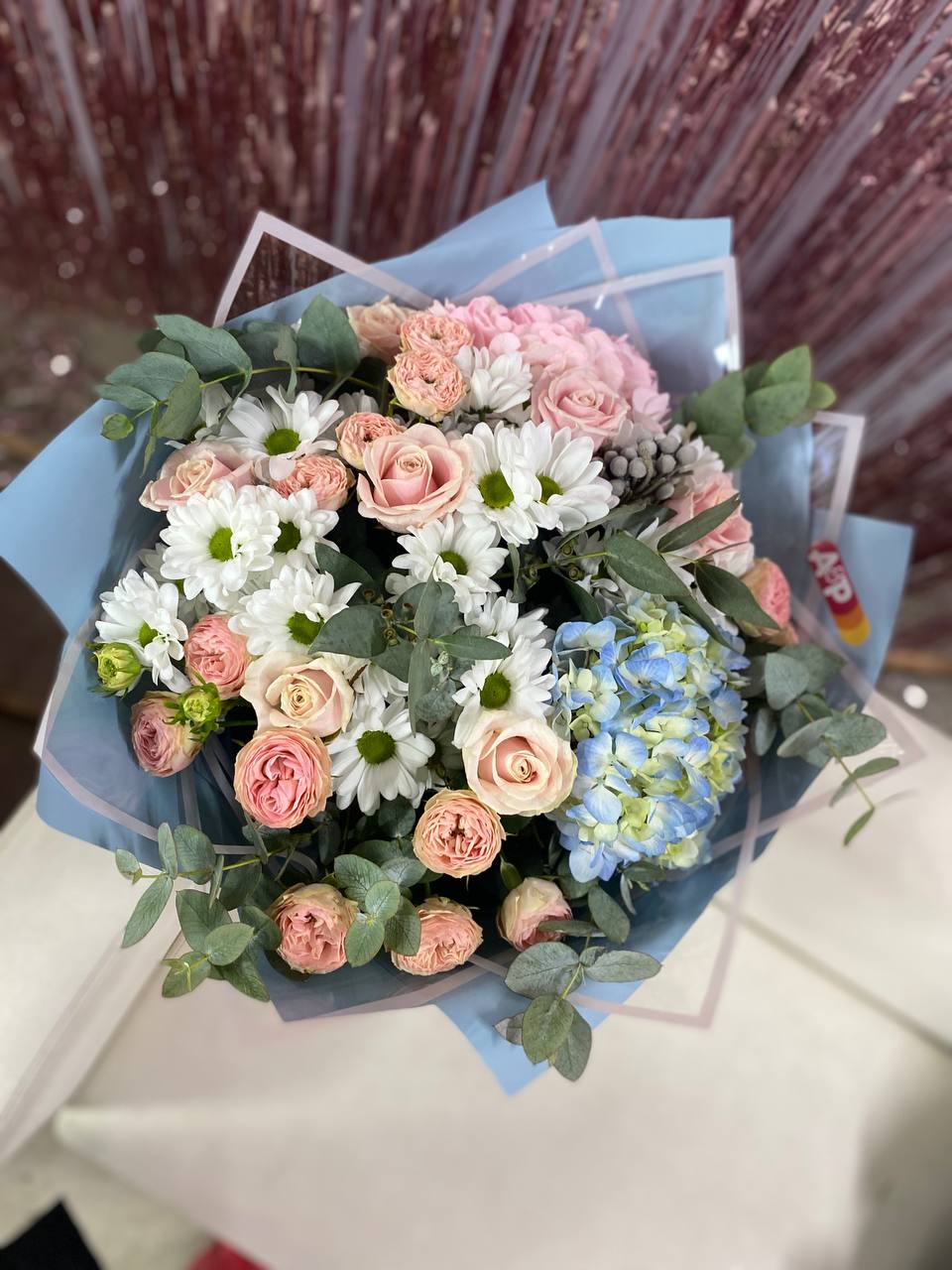 Пионовидная роза кустовая  с хризантема и гортензией  60 см. 