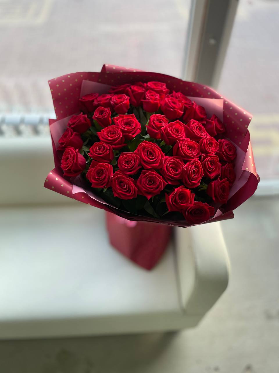 Букет из 37 красных роз сорта Рэд Наоми 60 см.