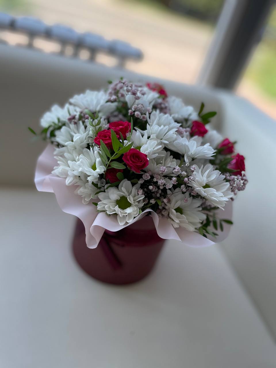 Прекрасная композиция из кустовой розы и хризантемы в коробке!