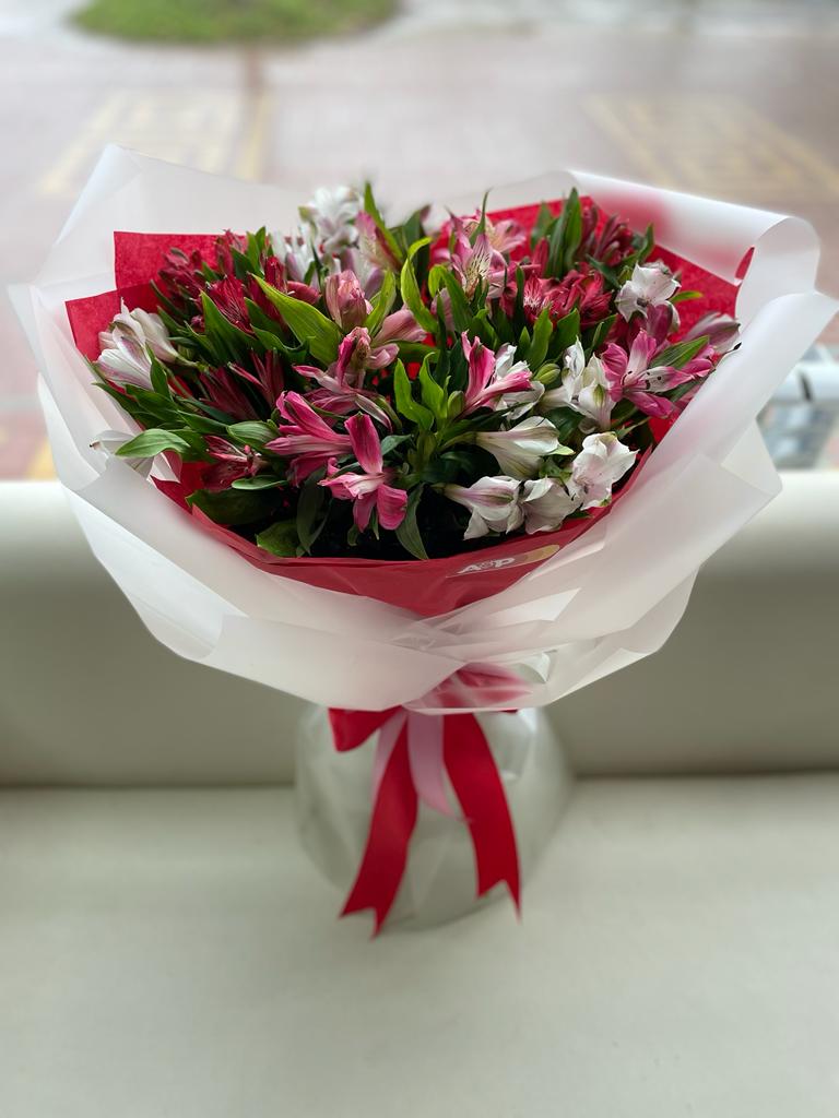 Яркий букет альстромерия в стильной упаковке!