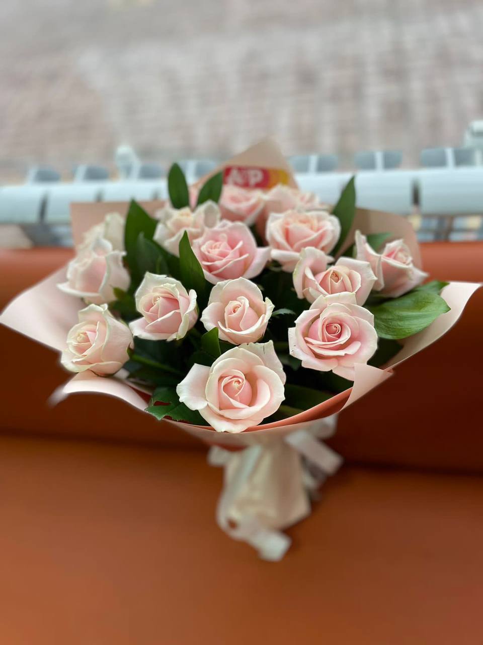Букет из 15 роз сорта Талия в нежной упаковке!