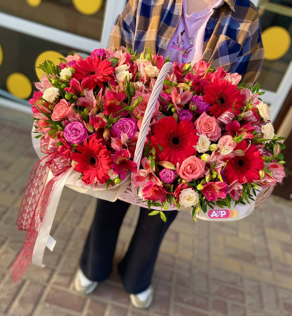 Яркая корзина с герберой!