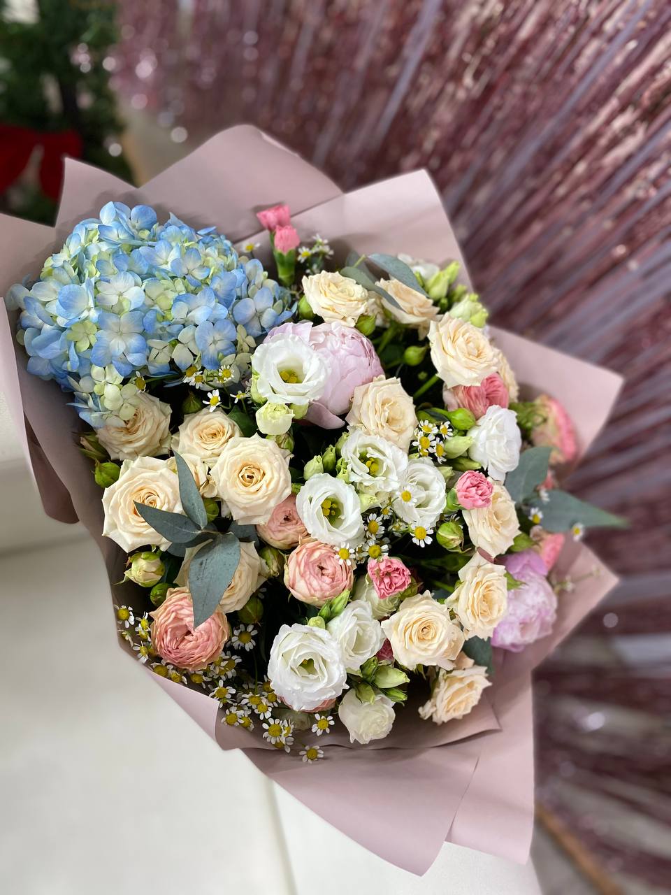 Пионовидная роза с пионами и гортензией, 60 см. Букет пионовидных роз в цветах 