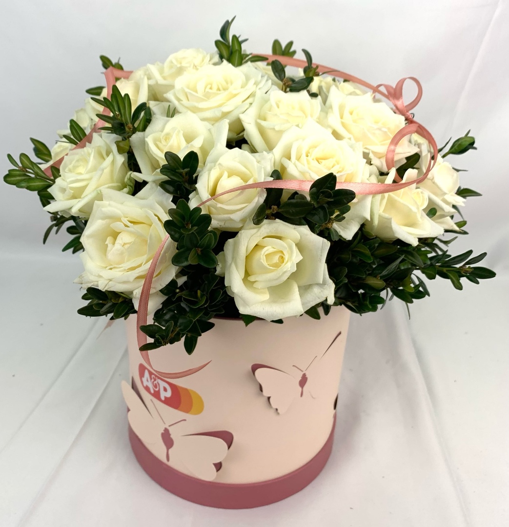 Композиция в коробке с белыми розами 27 шт