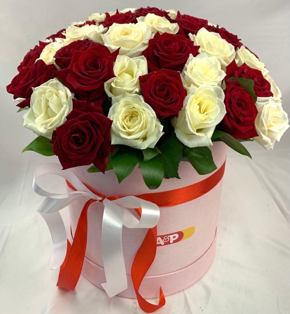 Шикарная шляпная коробка из 55 роз красных и белых